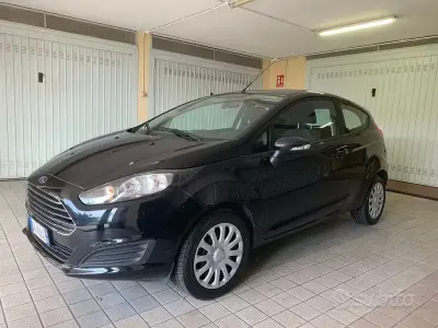 Usado Ford Fiesta 97 CV (71 kW) 2014 Negro Utilitario