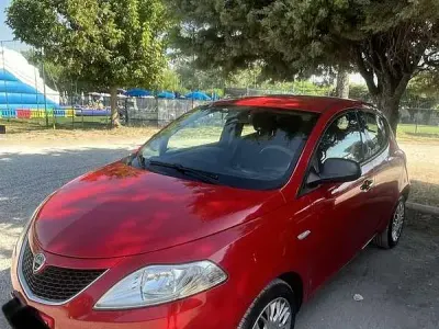 Usata Lancia Ypsilon Silver 69 CV (50 kW) 2017 Rosso Utilitaria