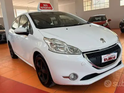 Usata Peugeot 208 Active 68 CV (50 kW) 2015 Bianco Utilitaria