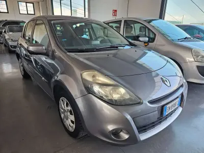 Usata Renault Clio III Dynamique 75 CV (55 kW) 2012 Grigio Berlina