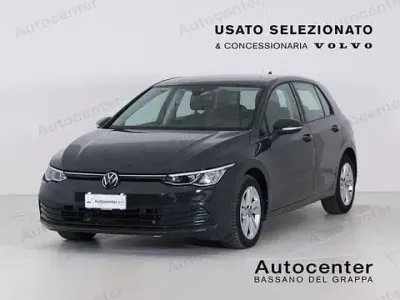 Usata VW Golf VIII Life 110 CV (80 kW) 2021 Grigio Utilitaria