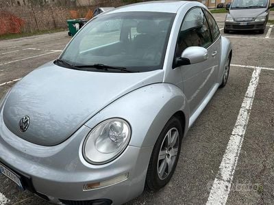 Begagnad VW New Beetle 102 HK (75 kW) 2006 Grå Halvkombi