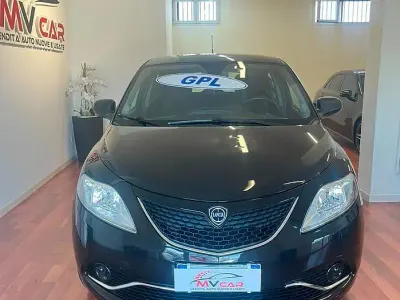 Usata Lancia Ypsilon Gold 69 CV (50 kW) 2017 Nero Utilitaria