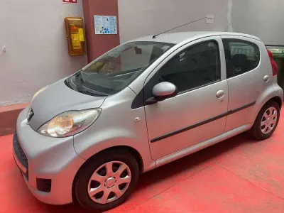 Usata Peugeot 107 Allure 68 CV (50 kW) 2011 Argento Utilitaria