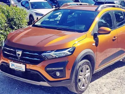 Usado Dacia Sandero Comfort 91 CV (66 kW) 2022 Naranja Berlina