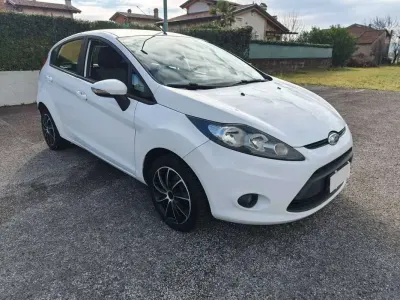 Usado Ford Fiesta 97 HP (71 kW) 2009 Branco Sedan