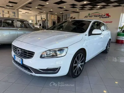 Usado Volvo V60 Summum 220 CV (161 kW) 2016 Blanco Familiar