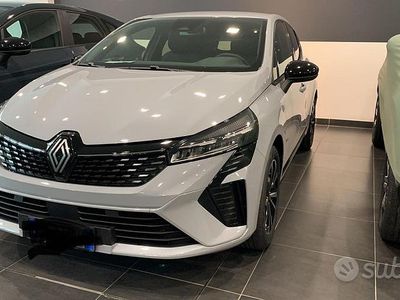 Usata Renault Clio V Techno 100 CV (73 kW) 2024 Grigio Berlina