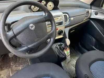 Usata Lancia Ypsilon 60 CV (44 kW) 2010 Bluazzurro Utilitaria