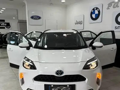 Usata Toyota Yaris Hybrid Business Edition 92 CV (67 kW) 2023 Bianco Station wagon