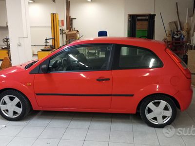 Rosso Usata 2003 Ford Fiesta Utilitaria | 800 € (Buon prezzo)