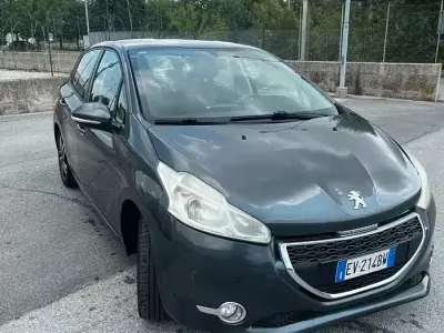 Usata Peugeot 208 82 CV (60 kW) 2014 Grigio Utilitaria