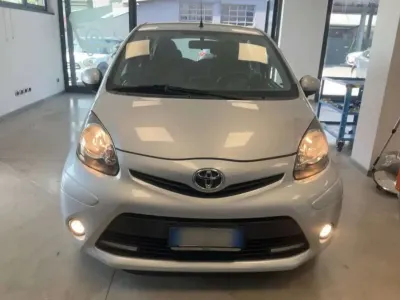 Usata Toyota Aygo Lounge 68 CV (50 kW) 2014 Argento Utilitaria