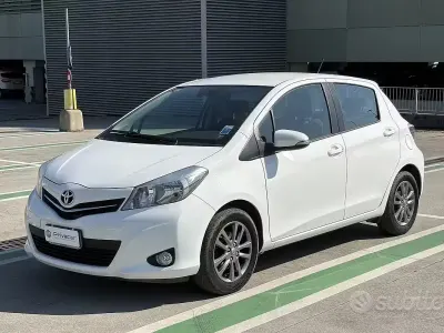 Begagnad Toyota Yaris Lounge 69 HK (50 kW) 2014 Vit Halvkombi