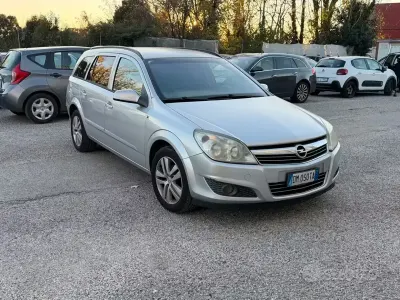 Usata Opel Astra Cosmo 101 CV (74 kW) 2008 Grigio Station wagon