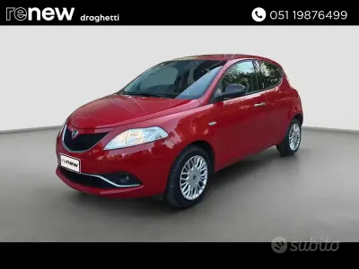 Usado Lancia Ypsilon Gold 69 HP (50 kW) 2017 Vermelho Citadino