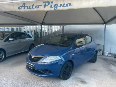 Usata Lancia Ypsilon Platinum 95 CV (69 kW) 2017 Blu Utilitaria