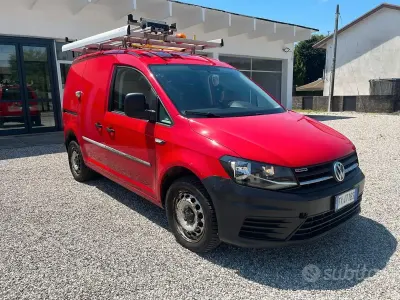 Usata VW Caddy Trendline 122 CV (89 kW) 2017 Rosso Monovolume