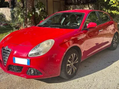 Usata Alfa Romeo Giulietta Distinctive 120 CV (88 kW) 2011 Rosso Utilitaria
