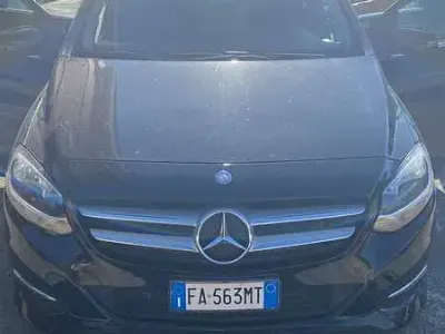 Usata Mercedes B180 109 CV (80 kW) 2015 Nero Utilitaria