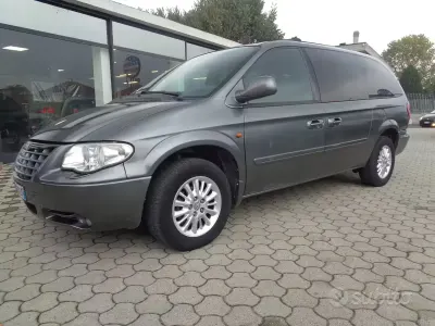 Usata Chrysler Voyager 143 CV (105 kW) 2005 Grigio Monovolume