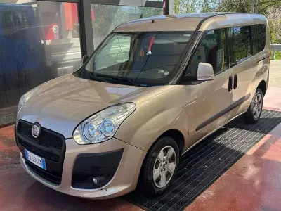 Usado Fiat Doblò Emotion 105 HP (77 kW) 2010 Monovolume