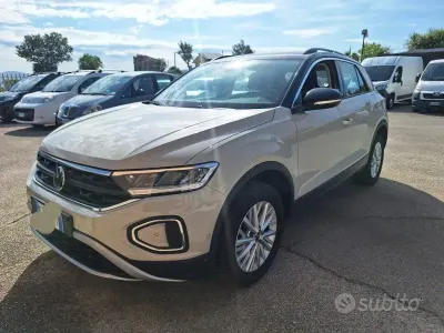 Usata VW T-Roc Life 110 CV (80 kW) 2024 Beige SUV