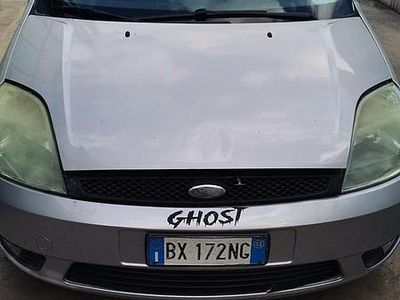 Usata Ford Fiesta Ghia 73 CV (53 kW) 2002 Grigio Berlina