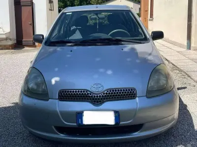 Usata Toyota Yaris Sol 68 CV (50 kW) 2000 Argento Berlina
