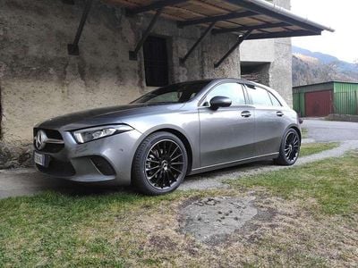 Usado Mercedes A180 116 CV (85 kW) 2019 Gris Berlina
