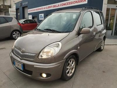 Usata Toyota Yaris Verso Luna 74 CV (54 kW) 2003 Marrone Monovolume