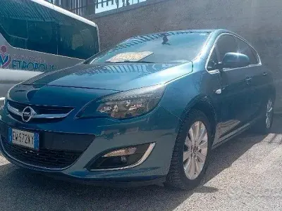 Usata Opel Astra Cosmo 110 CV (80 kW) 2014 Blu Berlina