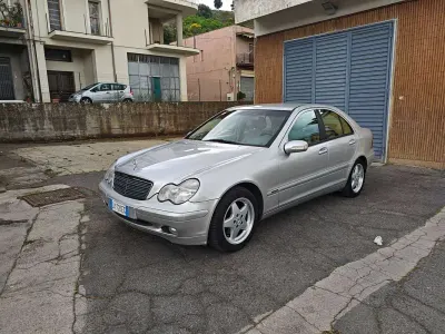 Usata Mercedes C220 Classic 143 CV (105 kW) 2001 Argento Berlina