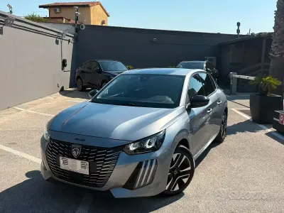 Usata Peugeot 208 Allure 101 CV (74 kW) 2025 Grigio Utilitaria