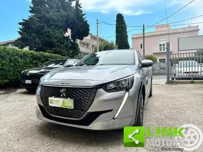 Usata Peugeot e-208 Allure 56 kW (77 CV) 2021 Grigio Utilitaria