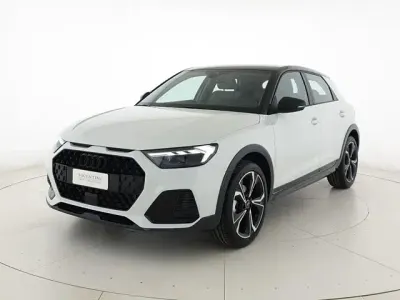 Nuova Audi A1 Comfort 116 CV (85 kW) 2026 Bianco ghiacciaio metallizzato nero mito metallizzato SUV