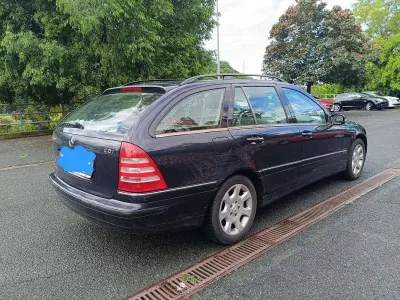 Usado Mercedes C200 Avantgarde 122 CV (89 kW) 2006 Azul Familiar