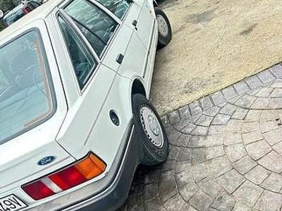 Usata Ford Escort Ghia 73 CV (53 kW) 1989 Bianco Berlina