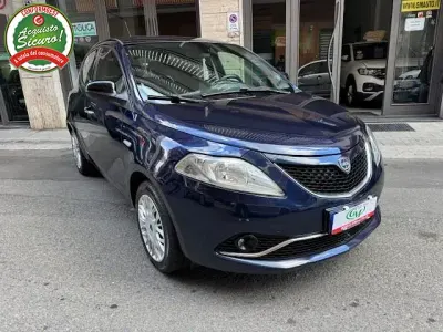 Usata Lancia Ypsilon Gold 95 CV (69 kW) 2017 Blu Utilitaria