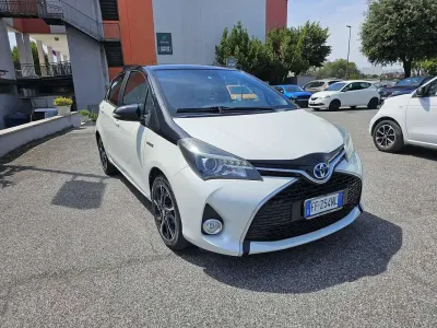 Usata Toyota Yaris Hybrid Edition 73 CV (53 kW) 2016 Argento Berlina