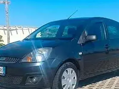 Usata Ford Fiesta 68 CV (50 kW) 2007 Grigio Utilitaria