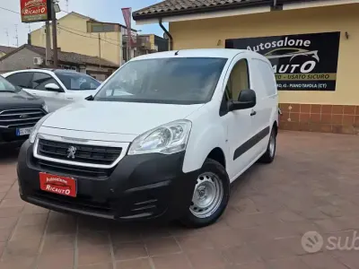 Gebraucht Peugeot Partner Premium 99 PS (72 kW) 2017 Weiß Van / Kleinbus