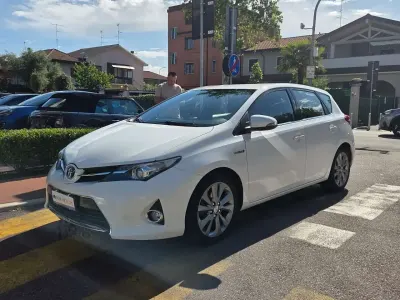 Usata Toyota Auris Hybrid Active 99 CV (72 kW) 2014 Bianco Berlina