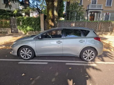 Usata Toyota Auris Hybrid Lounge 99 CV (72 kW) 2015 Berlina