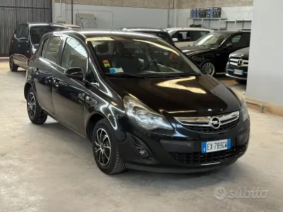 Usado Opel Corsa Edition 86 CV (63 kW) 2014 Negro Utilitario