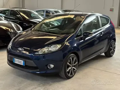 Usado Ford Fiesta Titanium 60 HP (44 kW) 2012 Azul Sedan