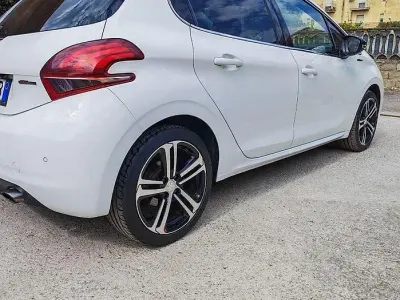 Usata Peugeot 208 GT-line 120 CV (88 kW) 2016 Bianco Utilitaria