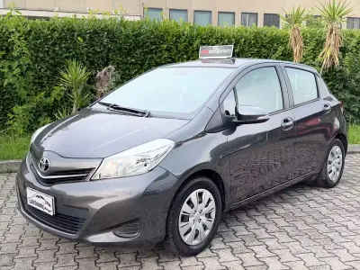 Usata Toyota Yaris 69 CV (50 kW) 2012 Grigio Utilitaria