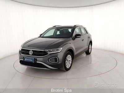 Usata VW T-Roc Life 116 CV (85 kW) 2025 Grigio metallizzato SUV