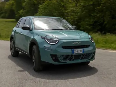 Neu Fiat 600 Icon 101 PS (74 kW) 2026 Schwarz SUV